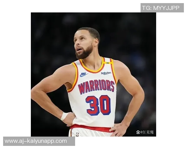 库里半场表现亮眼砍下15分5板4助助力球队取得领先